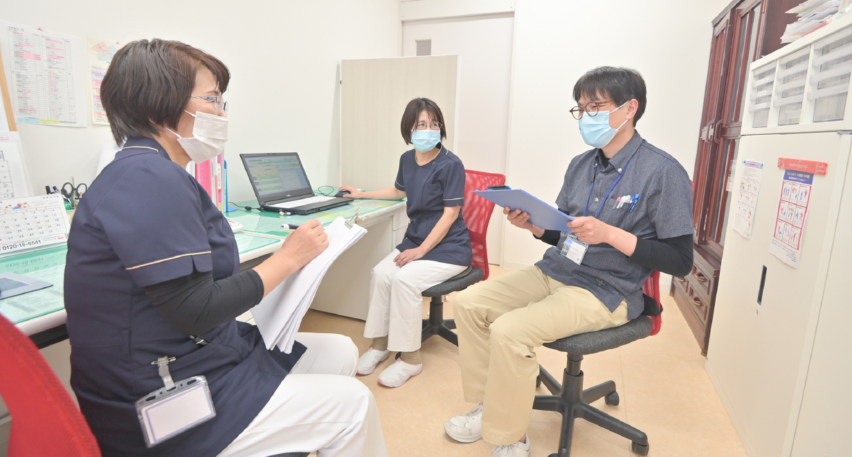 地域連携室のスタッフが話し合っている様子の写真