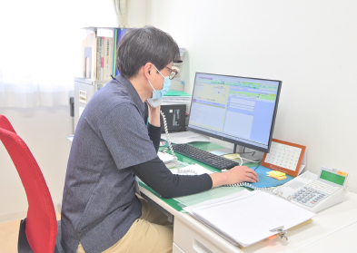 地域連携室スタッフが電話をしている様子