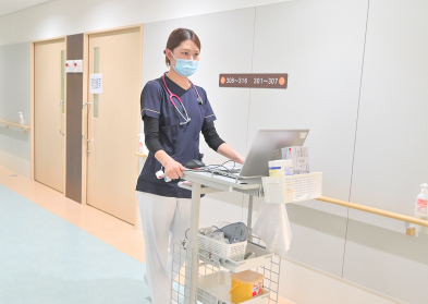 看護部スタッフが看護用品を運んでいる様子