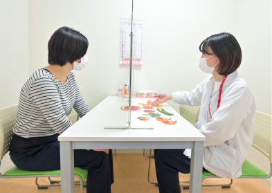 栄養部スタッフが患者さまに栄養指導を行なっている様子