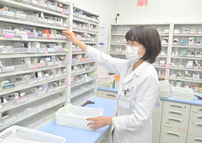 薬剤部スタッフが薬を選び取っている様子