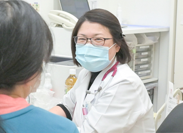 森下尚子副院長が診療を行っている様子