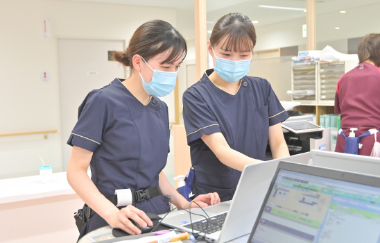 プリセプター制で先輩看護師が新人看護師を教育している様子