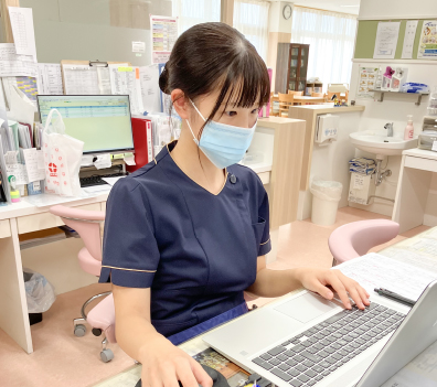 看護師がパソコンを使って業務に励んでいる様子