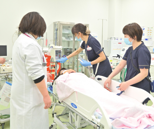 外来の患者さまの治療を行う様子