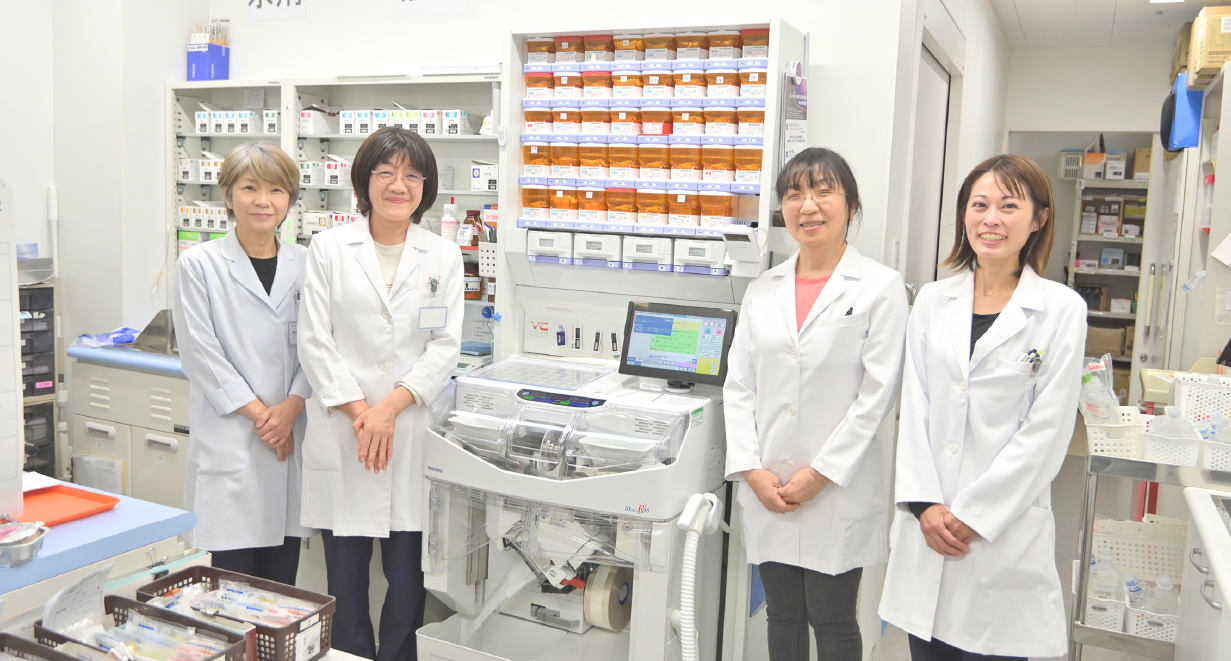 薬剤部のスタッフの集合写真