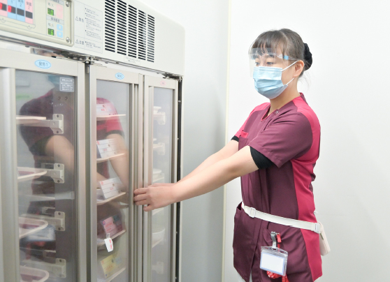 ナースアシスタントが患者さまの食事を管理している様子