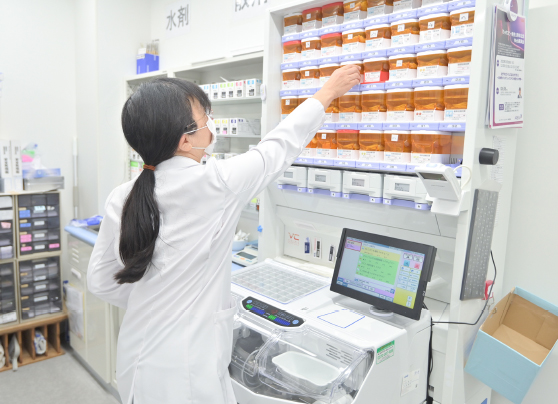 薬剤師が調剤を行っている様子