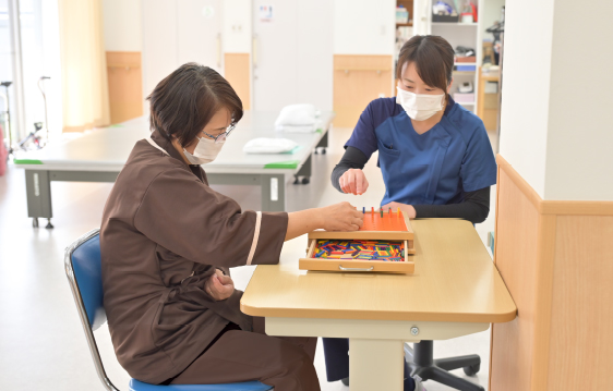 患者さまのリハビリを行う様子