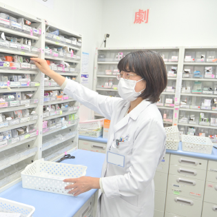 薬剤部スタッフが薬を選び取っている様子