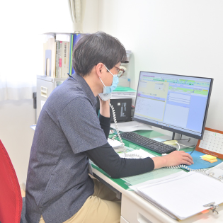 地域連携室スタッフが電話をしている様子